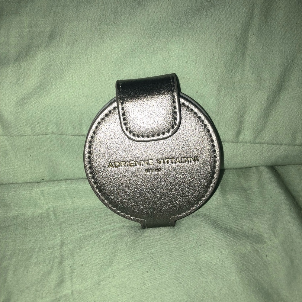 Compact charging mirror